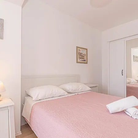 1 Bedroom Lovely In Apartment *